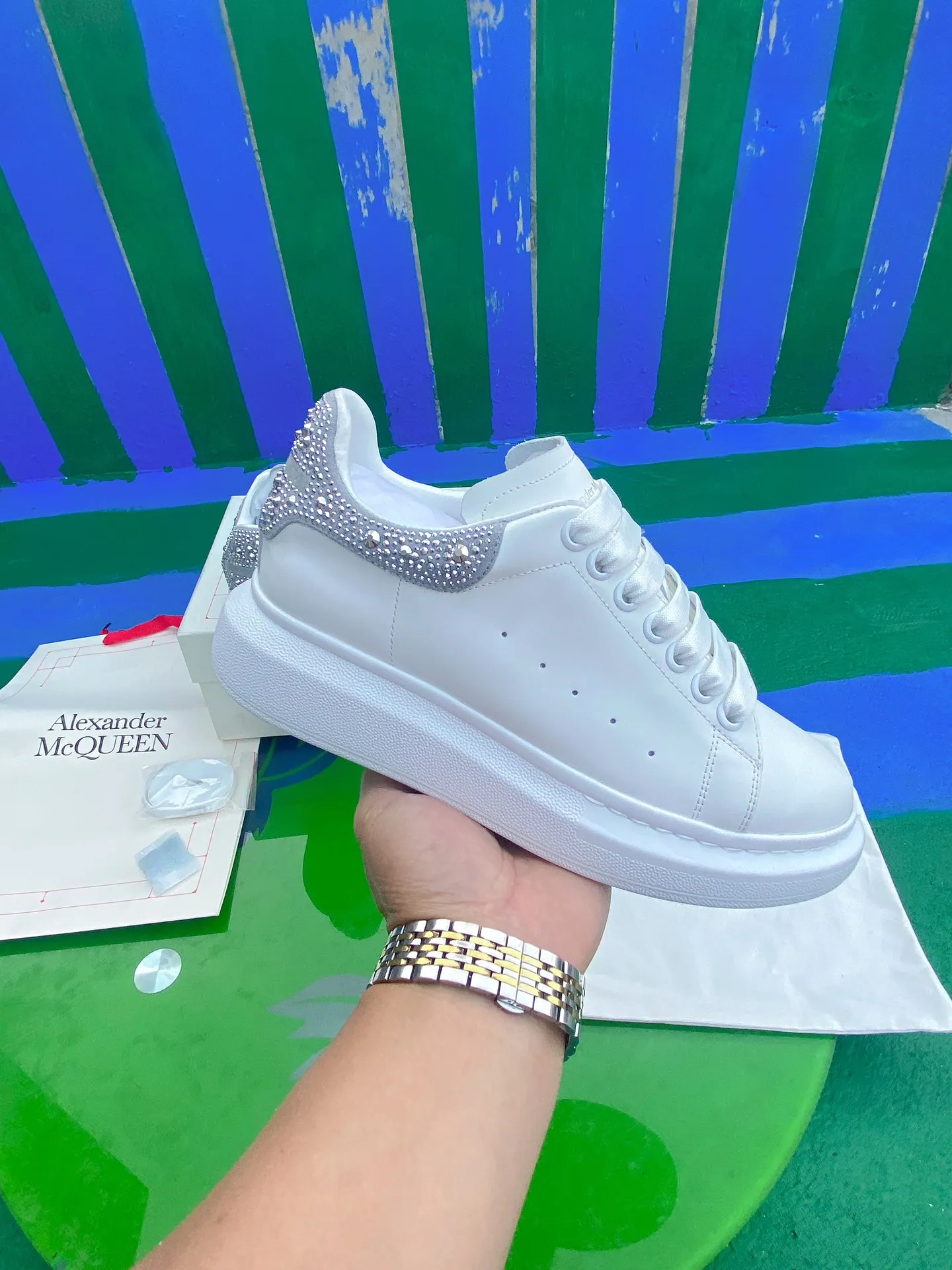 👟👟Ex-factory price 600👟👟 Men's size +10 New model drill tail Women's size 35-40. Male 39-45. The factory has been making goods for a long time. McQueen💥High-quality top version💥📢📢Alexander mcqueen/Classic star popular all-match white shoes have been upgraded, a new generation of last type🌹 last type has been polished hard for a year, and the overall last shape and head shape are 100% consistent with the original (you can go to the counter to compare with the original version for verification) The first 30-year-old senior master made it based on the original version and based on the Asian foot shape 1⃣️:1⃣️. During the foot comfort adjustment period, more than a dozen ladies with different foot types tried it on and repeatedly polished it until it was comfortable for all foot types before finally finalizing the last mold. Basically all colors are made, and the commonly sold colors are in stock, and others are constantly updated... Fabric: Customized original silk top-layer cowhide fabric/roller coating process Inner lining: cowhide lining made of imported leather embryos, mixed sheepskin lining. Feet: imported highly elastic PU foam rebound + cowhide, which is molded in the same way as the original version. It is injection molded without brushing glue. Outsole: exclusive molding of the original version, resistant to yellowing technology (please note that the length and latitude of the outsole of the new version and the new label are different from the old version. Everyone needs to distinguish them, including the head shape)